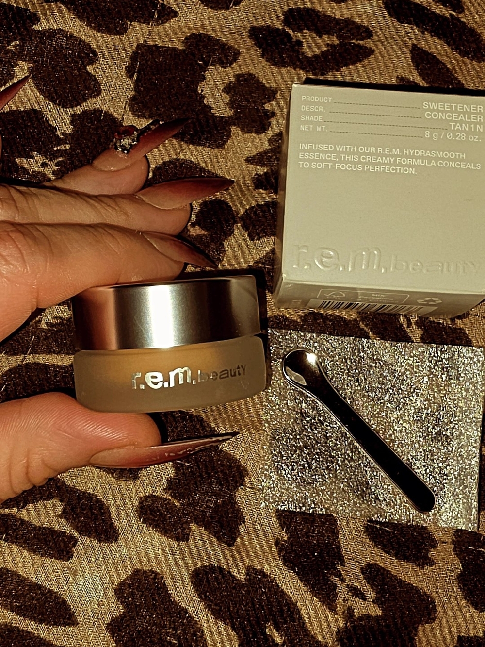 r.e.m. beauty Sweetener Concealer – Tan